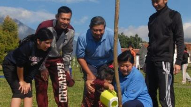 SBY dan keluarga (istri, dua anak, menantu dan cucu)