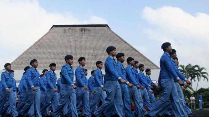 Defile taruna di depan Balairung Pancasila kompleks SMA Taruna Nusantara