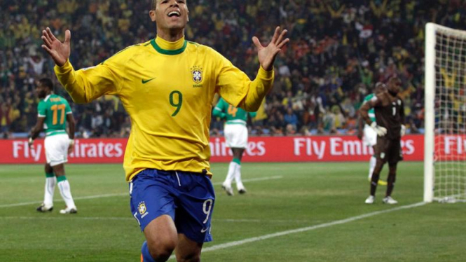Pemain Brasil, Luis Fabiano merayakan golnya.