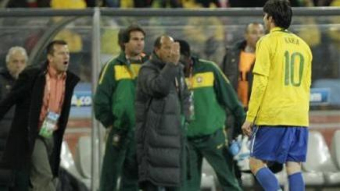 Kaka (no.10) diusir wasit Stéphane Lannoy