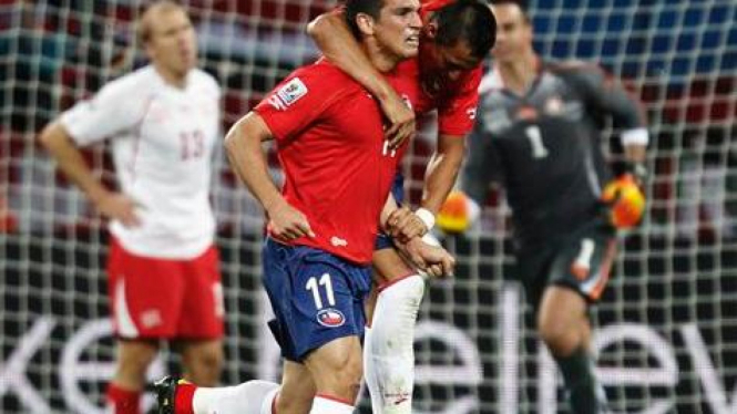 Mark Gonzalez rayakan gol ke gawang Swiss
