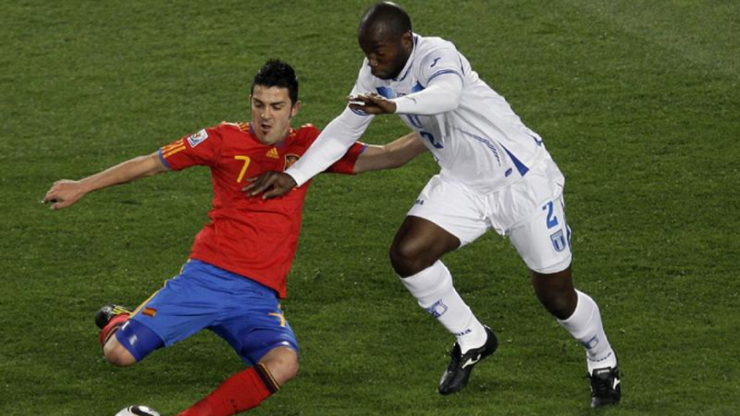 David Villa (kiri) dan Osman Chavez (Honduras)