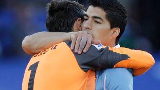 Luis Suarez memeluk kiper Fernando Muslera