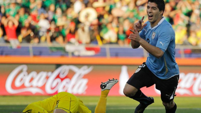 Pemain Uruguay, Luis Suarez mencetak gol.
