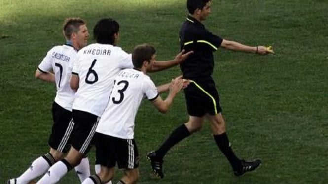 Schweinsteger (kiri) dan timnas Jerman di Piala Dunia 2010 