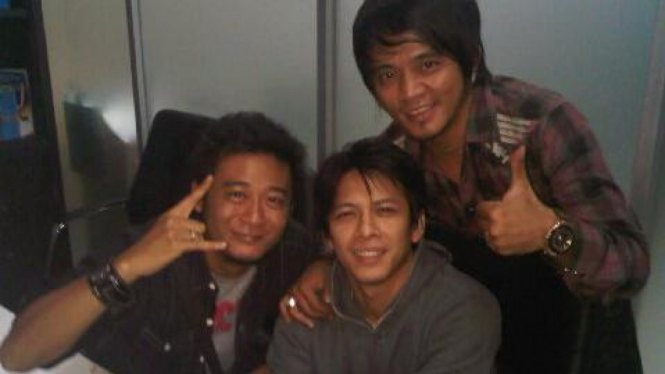 Ariel diapit Andika dan Indra