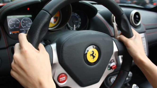 Ferrari California dengan kopling ganda 7 kecepatan.