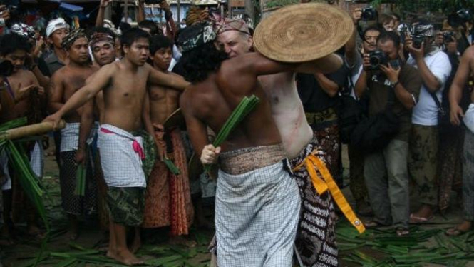 tradisi perang pandan di Bali 