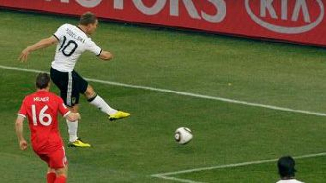 Lukas Podolski melesakkan bola ke gawang Inggris