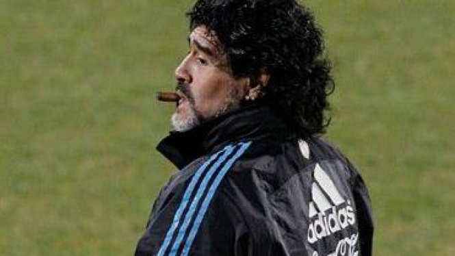 Diego Maradona menikmati cerutu Havana