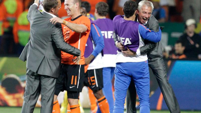 Pelatih Belanda, Bert van Marwijk dan timnya merayakan kemenangan.