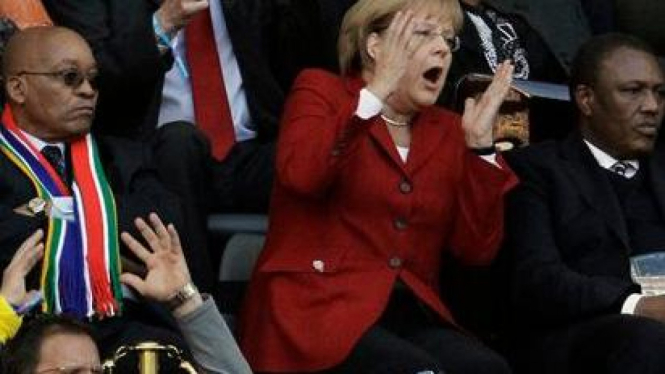 Kanselir Jerman Angela Merkel  duduk di dampingi Presiden Afsel Jacob Zuma kiri