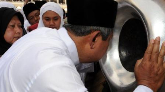 SBY & Ani Yudhoyono bersiap cium Hajar Aswad 