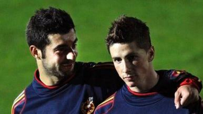 Raul Albiol (kiri) dan Fernando Torres
