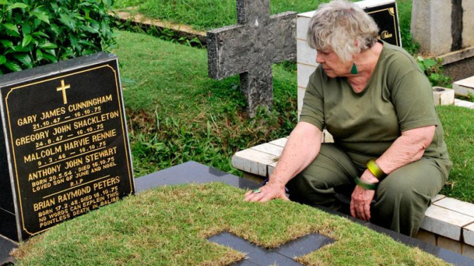 Janda Korban Balibo Kunjungi Makam : Shirley Shackleton