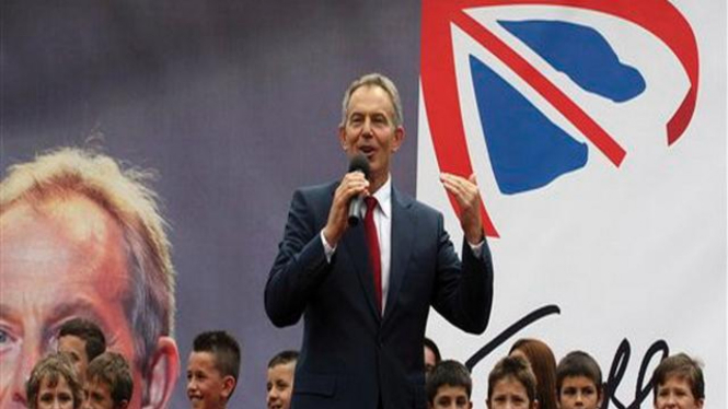 Tony Blair dengan 9 anak di Kosovo yang bernama mirip dengan dia