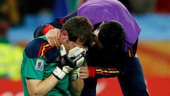 Luapan kemenangan dari Iker Casillas kiri