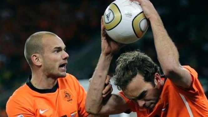 Frustrasi: Joris Mathijsen dan Wesley Sneijder di Final Piala Dunia 2010
