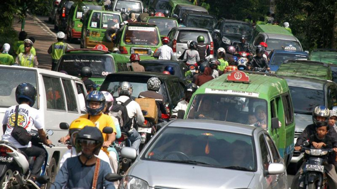 Kendaraan terjebak macet.