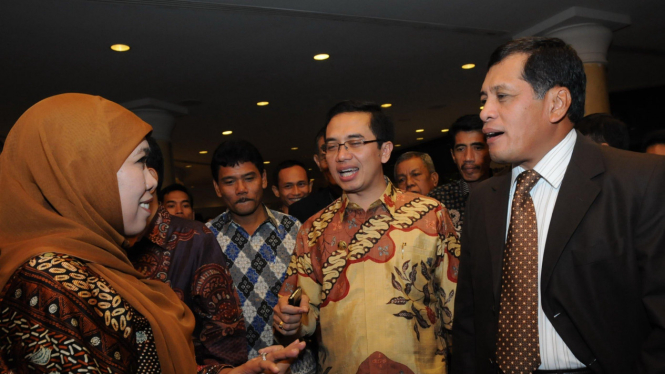 Nurdin Halid dan Khofifah berbincang-bincang