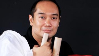 Adjie Notonegoro Rancang Baju Mariah Carey Hingga Diisukan Gay