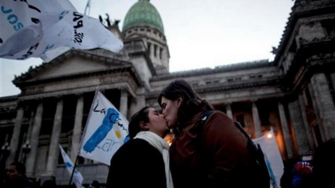 Sepasang homoseks berciuman dalam suatu demonstrasi di Argentina