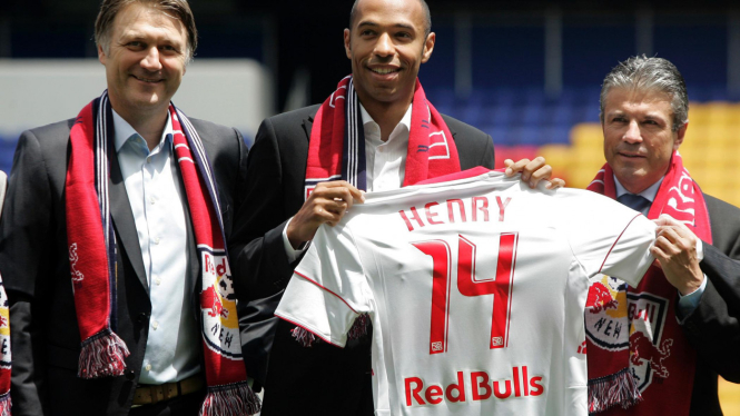 Thierry Henry (tengah)