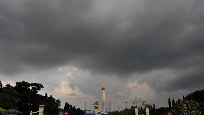Awan gelap menaungi Jakarta.