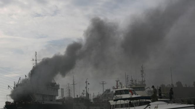 Kapal motor tanker (MT) Sandika terbakar di, Pelabuhan Tanjung Priok.