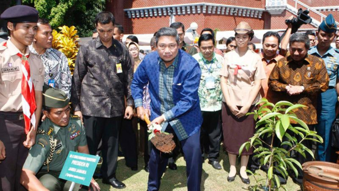 Presiden SBY menanam pohon di acara puncak perayaan Hari Anak Nasional 2010.