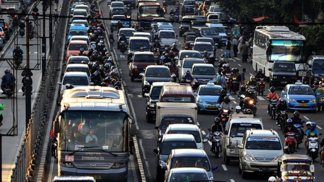 Sejumlah kendaraan memasuki jalur busway.