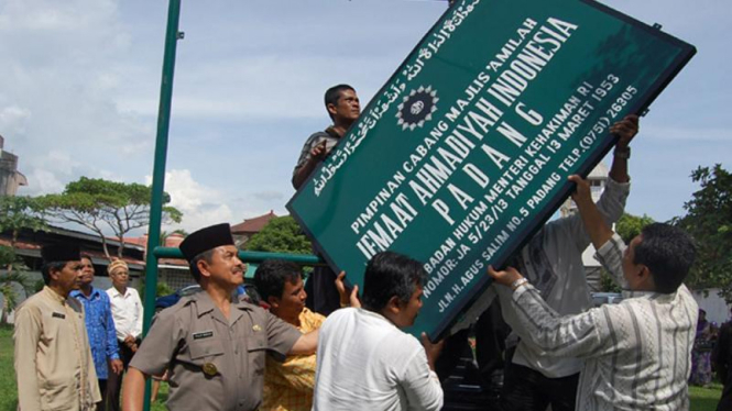 Wali Kota Padang memimpin pencopotan plang Ahmadiyah di Kantor Ahmadiyah Padang.