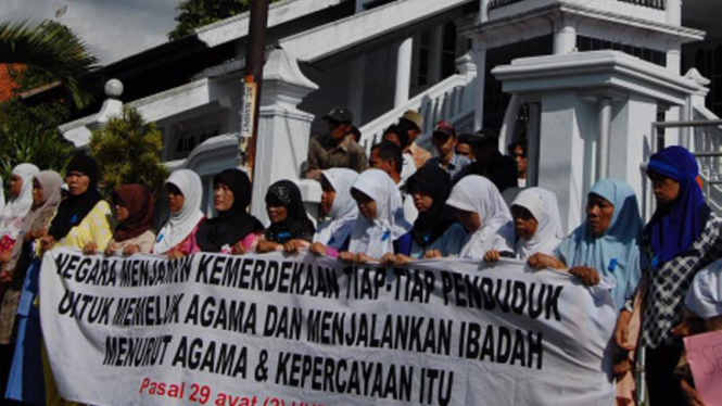 Aksi menolak pembubaran Ahmadiyah