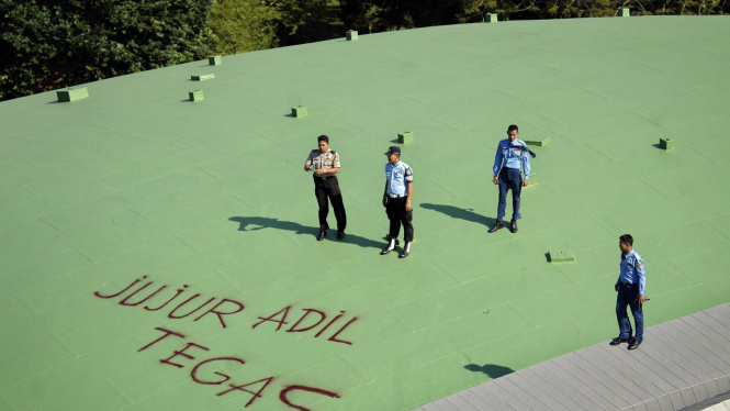 Coretan Pong Harjatmo di atap gedung DPR: Jujur, Adil, Tegas
