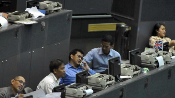 Sejumlah pialang mengamati pergerakan saham di Bursa Efek Indonesia.