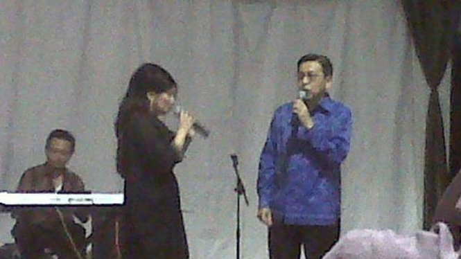 Wakil Presiden Boediono menyanyi