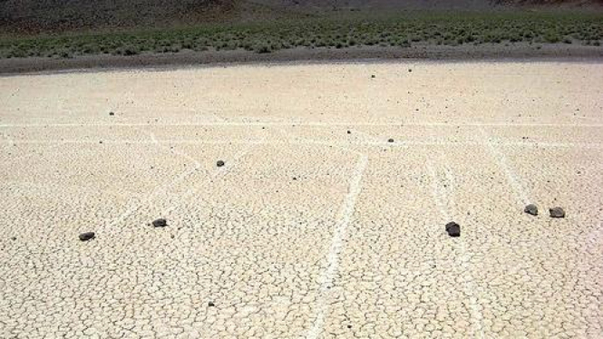 Misteri Batu bergerak di Playa, Death Valley 