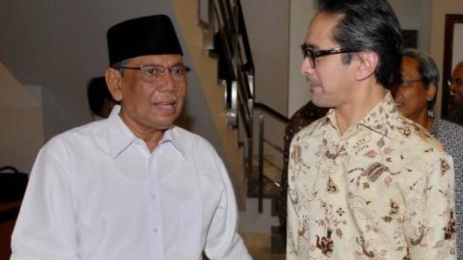 Menteri Luar Negeri RI, Marty Natalegawa (kanan) dan Hasyim Muzadi