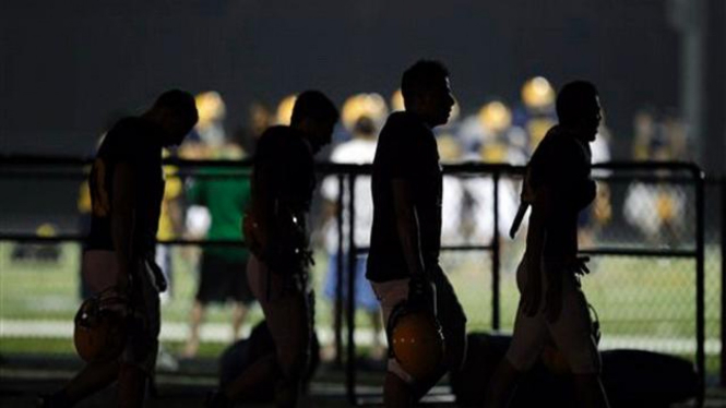 Pemain American Football di Dearborn, AS, berlatih di malam hari
