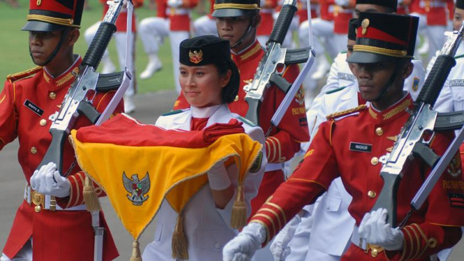 Bangsa Indonesia rutin merayakan HUT Kemerdekaan setiap tanggal 17 Agustus dengan upacara bendera. 