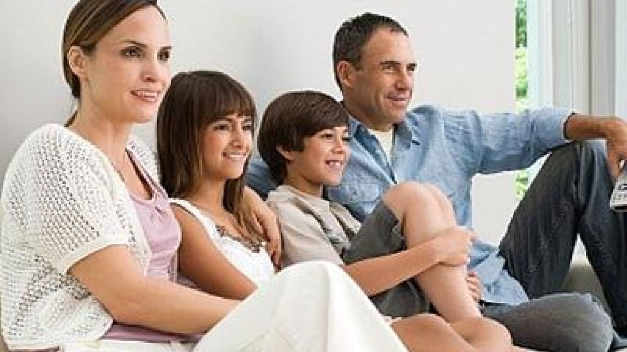 Foto Beda Usia Anak, Beda Cara Dampingi Nonton TV