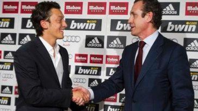 Mesut Ozil (kiri) dan Direktur Madrid Jorge Valdano