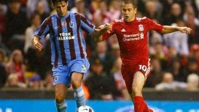 Joe Cole (merah) dan pemain Trabzonspor Hrvoje Cale