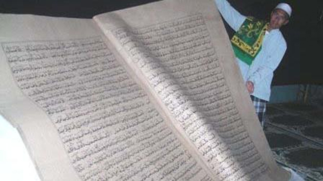 Al Quran raksasa di Parung, Bogor