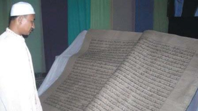 Al Quran raksasa di Parung, Bogor