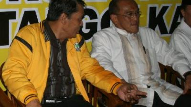 Aburizal Bakrie (kanan) dan Ketua Golkar DIY, Gandung Pardiman