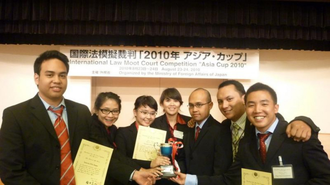 Tim mahasiswa Indonesia dalam Kejuaraan Simulasi Peradian 2010 di Tokyo