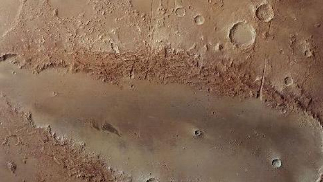 Kawah misterius, Orcus Patera di Mars