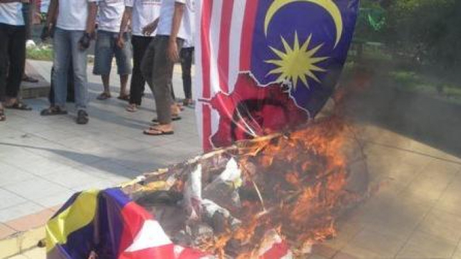 demo malaysia warga bakar bendera malaysia