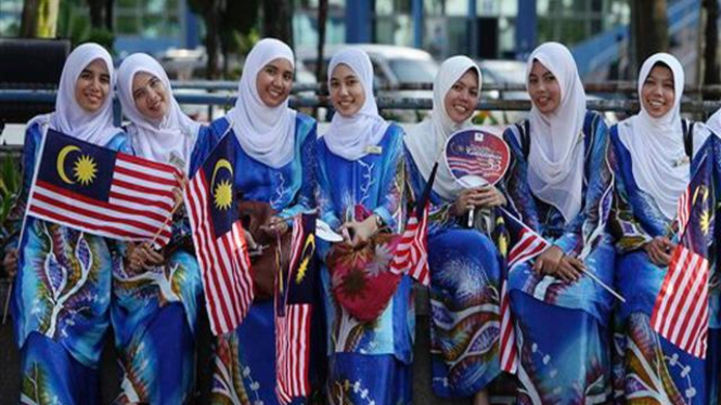 Para perempuan di Malaysia mengikuti acara perayaan Kemerdekaan ke-53